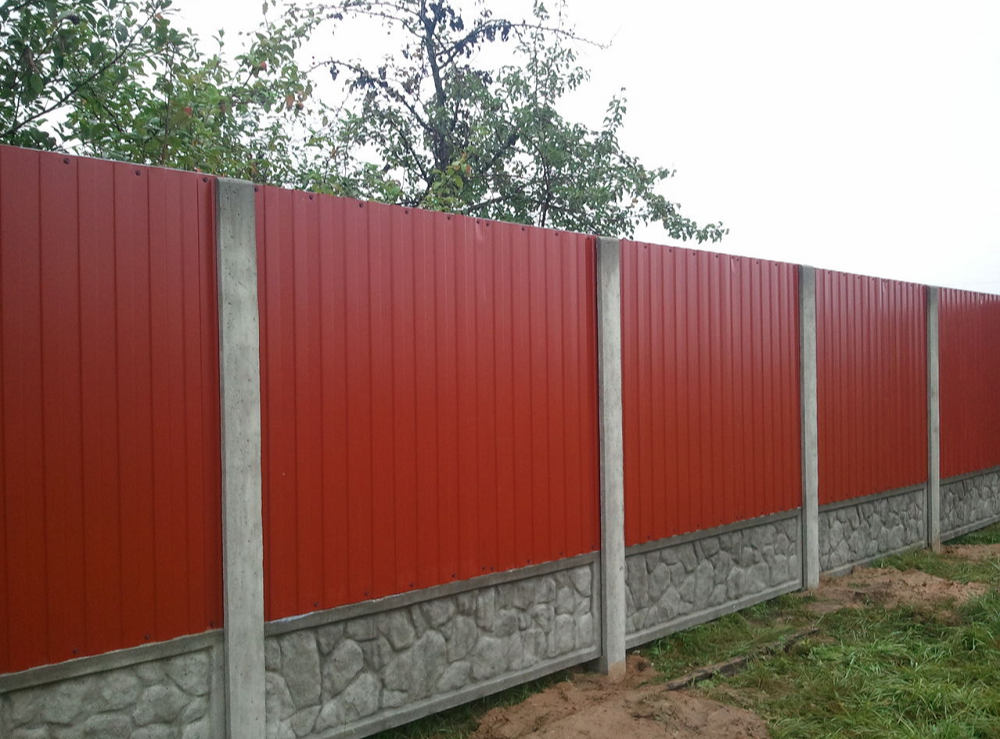 4. Забор из профнастила на бетонных столбах.png