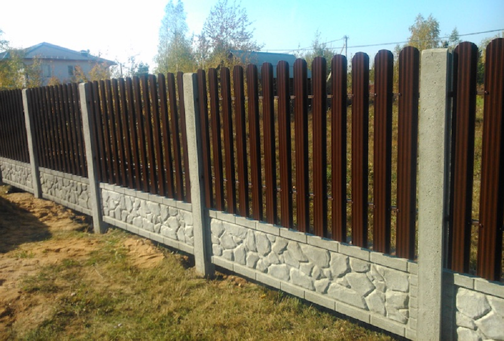 5. забор из штакетника на бетонных столбах.png